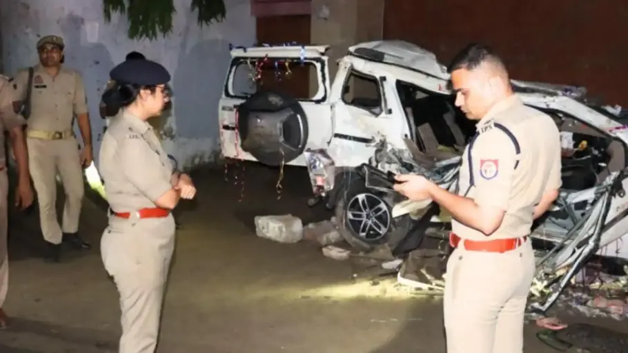 Road Accident: యూపీలో రోడ్డు ప్రమాదంలో వరుడితో సహా 8 మంది దుర్మరణం