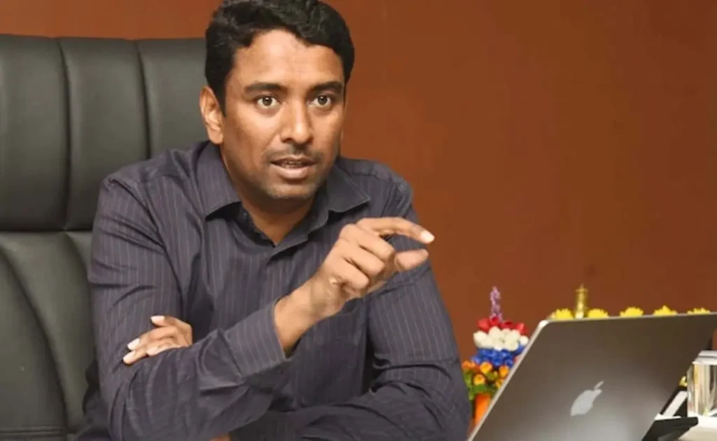 District Collector Lakshmisha: కృష్ణమ్మ తీరాన కుంచెతో కోటి భావాలు