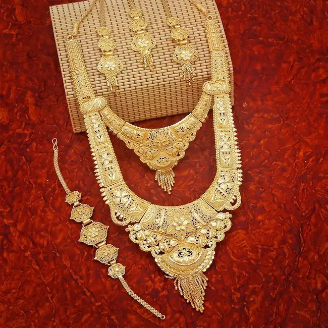 Gold: నేడు స్పల్పంగా తగ్గిన బంగారం ధరలు