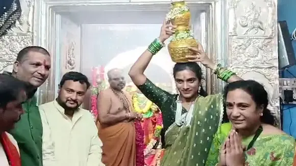 PV Sindhu: లాల్‌దర్వాజలో పీవీ సింధు ప్రత్యేక పూజలు..