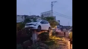 ఇంటిగోడపైకి కారు ఎక్కించిన నిద్రమత్తు