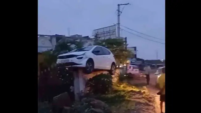 Car Accident: ఇంటిగోడపైకి కారు ఎక్కించిన నిద్రమత్తు