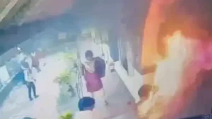 టీచర్ లైంగిక వేధింపులు.. కాలేజీ లోనే నిప్పంటించుకున్న యువతీ