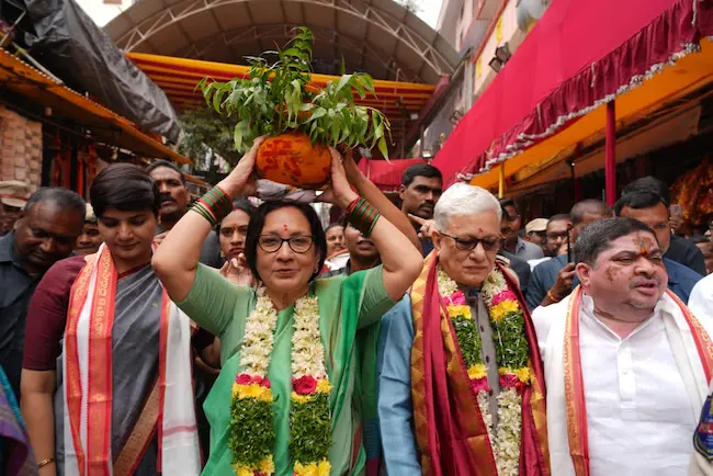 బోనంతో ఆలయంలోకి వస్తున్న గవర్నర్ దంపతులు, మంత్రి పొన్నం ప్రభాకర్ 