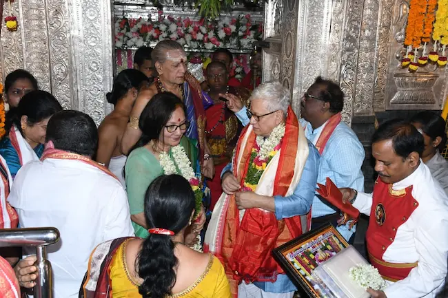ఆలయంలో ప్రత్యేక పూజలు చేస్తున్న గవర్నర్ దంపతులు 