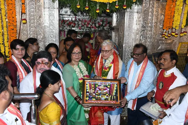   గవర్నర్ దంపతులకు ఆలయ దేవి పటాన్నిబహుకరిస్తున్న మంత్రి పొన్నం ప్రభాకర్ 