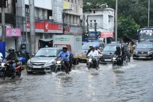 హైదరాబాద్‌లో భారీవర్షంతో ట్రాఫిక్ ఇబ్బందులు..రాత్రి వరకు వర్షం