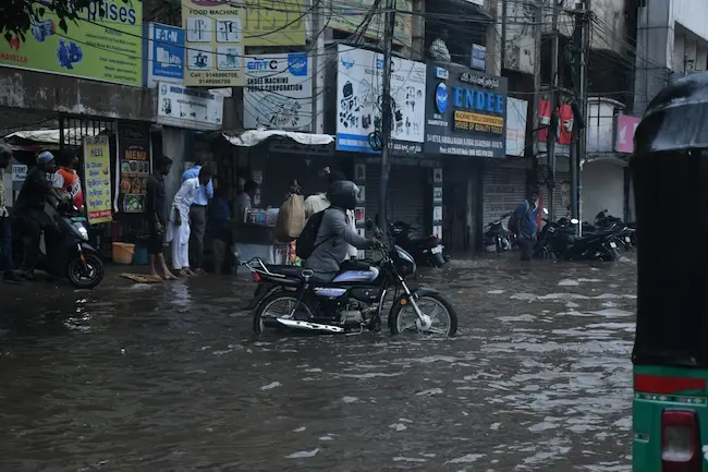 Rain Alrert: హైదరాబాద్‌లో భారీవర్షంతో ట్రాఫిక్ ఇబ్బందులు..రాత్రి వరకు వర్షం