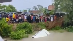 కాలువలోకి దూసుకెళ్లిన కారు..11 మంది మృతి