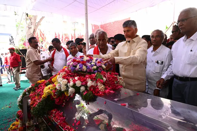 News Telugu: Chandrababu- సురవరం సుధాకర్ రెడ్డి భౌతికకాయానికి సీఎం చంద్రబాబు ఘన నివాళులు