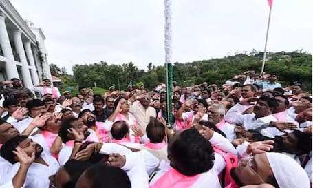 KTR : స్వాతంత్య్ర దినోత్సవం.. జాతీయ జెండాను ఎగరవేసిన కేటీఆర్
