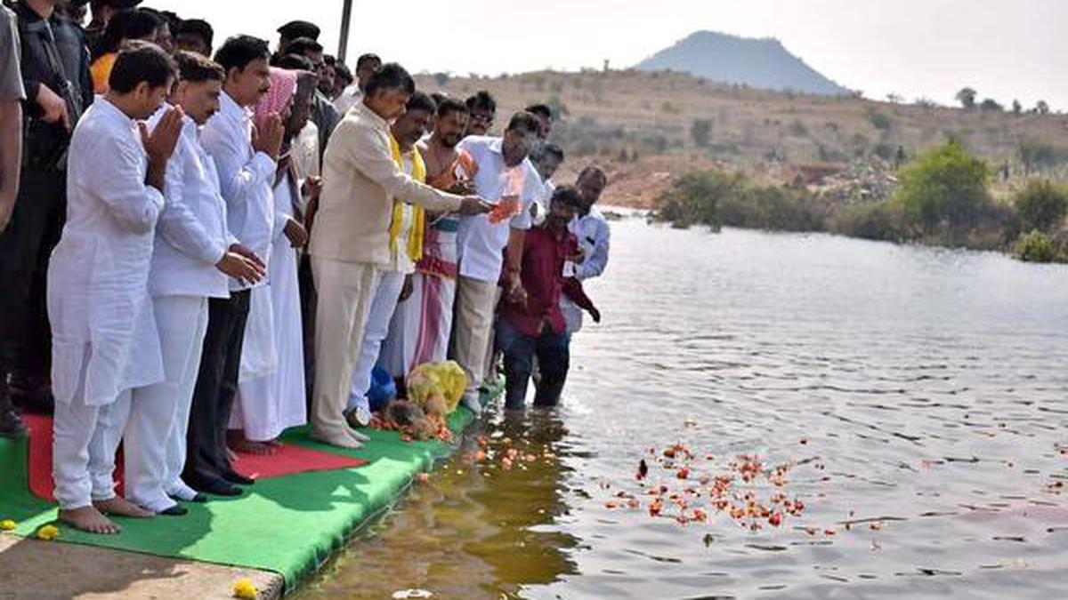 Chandrababu Naidu : నీళ్లు వస్తే రాష్ట్ర అభివృద్ధి యజ్ఞానికి అడ్డంకులు సృష్టిస్తున్న వైసీపీ : చంద్రబాబు