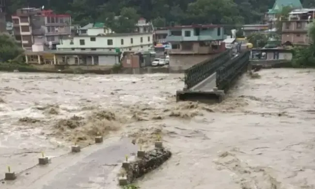 Himachal Pradesh Floods: వరదల్లో కొట్టుకుపోతున్న భక్తులను జిప్ లైన్ తో కాపాడిన సైన్యం