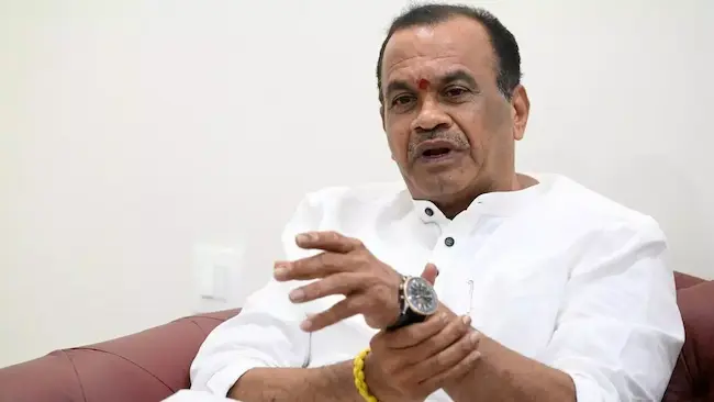 Komatireddy Venkat Reddy: కేసీఆర్, హరీశ్ వేల కోట్లు దండుకున్నారు: కోమటిరెడ్డి