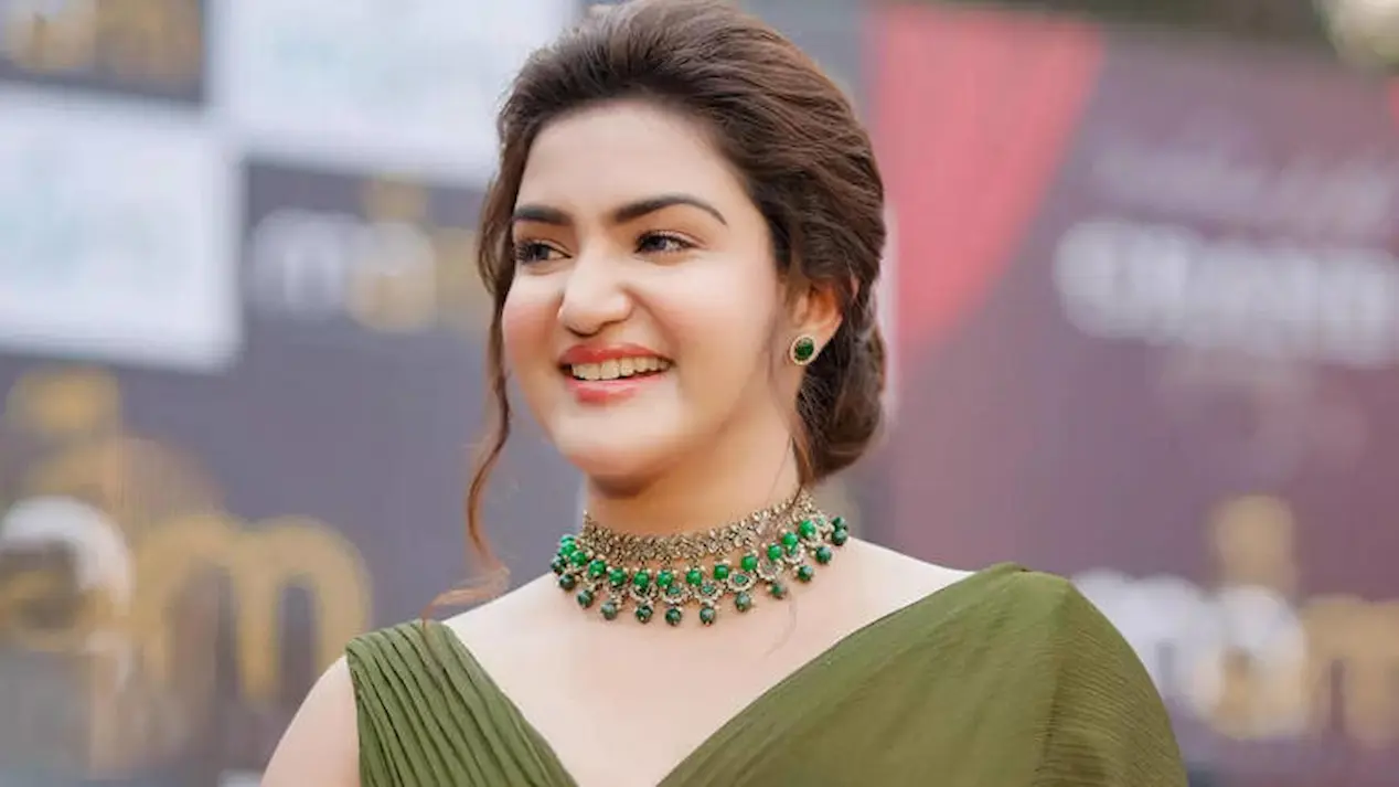 Honey rose బ్లూ చీరలో హనీరోజ్ గ్లామర్ షో