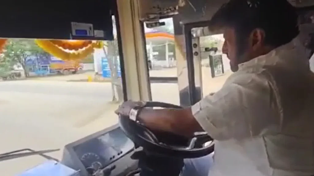 Balakrishna : హిందూపురంలో ఆర్టీసీ బస్సు నడిపిన బాలకృష్ణ