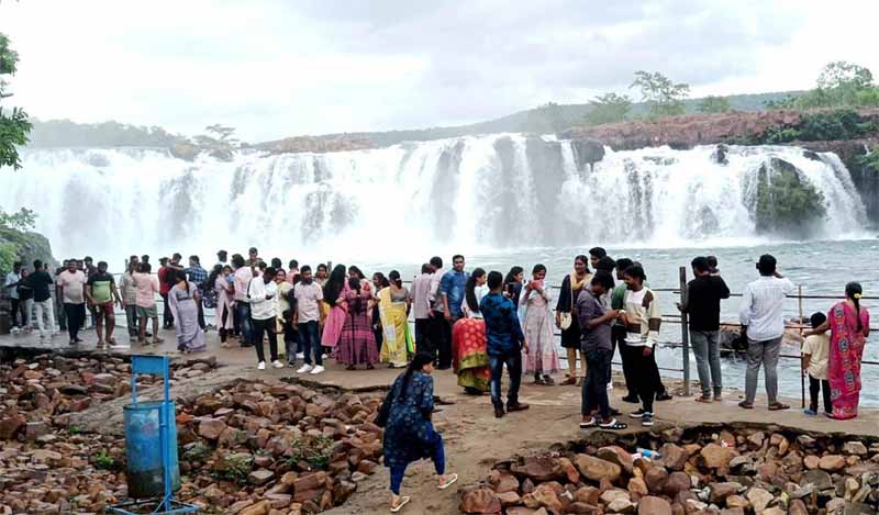 Bogatha Waterfall : కట్టిపడేస్తున్న బొగత జలపాతం పరవళ్లు
