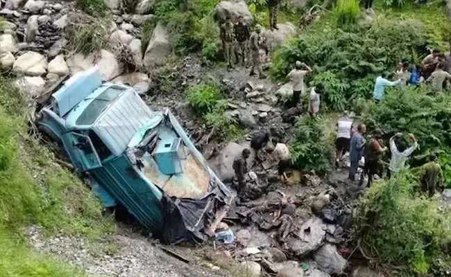 CRPF Jawans: జమ్మూలో లోయలో పడ్డ వ్యాను.. ముగ్గురు జవాన్లు మృతి