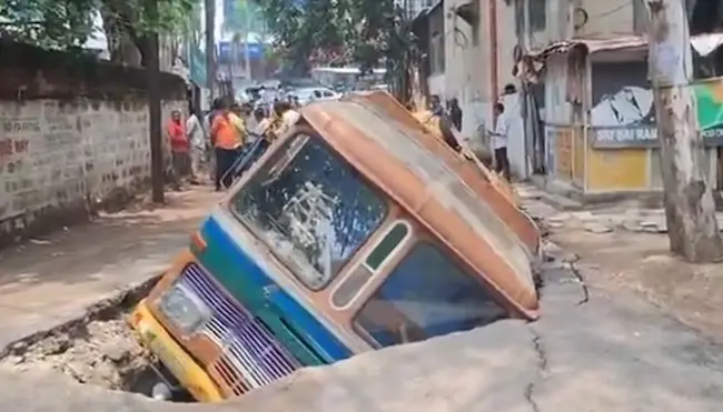 Tanker Accident: కుంగిన రోడ్డుపై కూరుకుపోయిన ట్యాంకర్..ఎక్కడంటే?