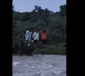 Heavy Rain- వాగులో చిక్కుకుపోయిన ముగ్గురు రైతులు