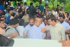 Bandi Sanjay- బండి సంజయ్, కేటీఆర్ ల మధ్య ఆప్యాయ పలకరింపులు