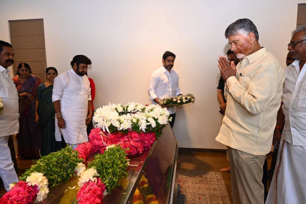 Chandrababu : పద్మజ భౌతికకాయానికి నివాళులు అర్పించిన సీఎం చంద్రబాబు