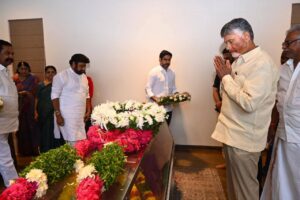 పద్మజ భౌతికకాయానికి నివాళులు అర్పించిన సీఎం చంద్రబాబు