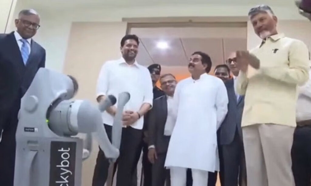 Chandrababu : సీఎం చంద్రబాబుకు నమస్తే చెప్పిన రోబో