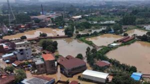 వరదలకు 10మంది మృతి, 33 మంది గల్లంతు