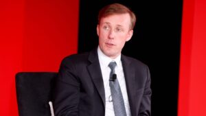 ట్రంప్ వల్ల అమెరికా పరువు పోతోంది..యూఎస్ మాజీ అధికారులు ఫైర్