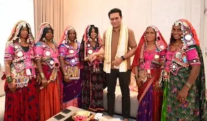 కేటీఆర్‌కు రాఖీ కట్టిన గిరిజన మహిళలు