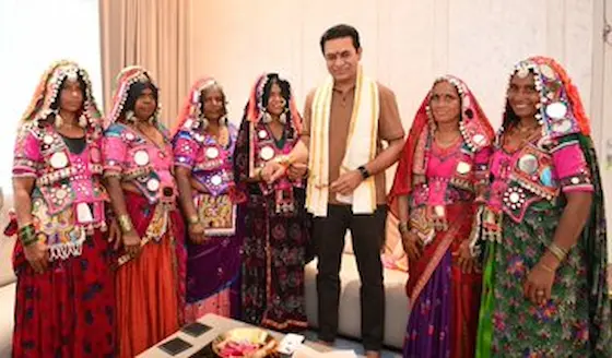 KTR: కేటీఆర్‌కు రాఖీ కట్టిన గిరిజన మహిళలు