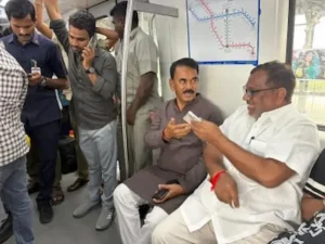 నిన్న భారీ వర్షంతో ట్రాఫిక్ జామ్ .. మెట్రోలో ప్రయాణించిన మంత్రి జూపల్లి కృష్ణారావు