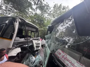 శ్రీశైలంలో ఢీకొన్న రెండు ఆర్టీసీ బస్సులు..స్వల్ప గాయాలతో బయటపడ్డ ప్రయాణీకులు