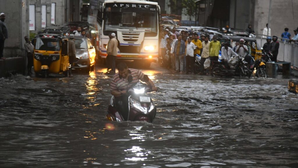 Hyderabad Rains : హైదరాబాదులో దంచి కొట్టిన వర్షం