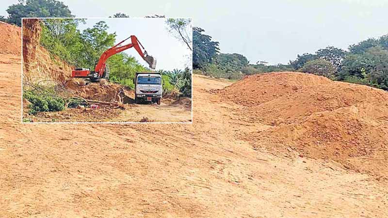 Illegal Soil Excavation : రాజానగరం ఎమ్మెల్యే అనుచరుల అరాచకం