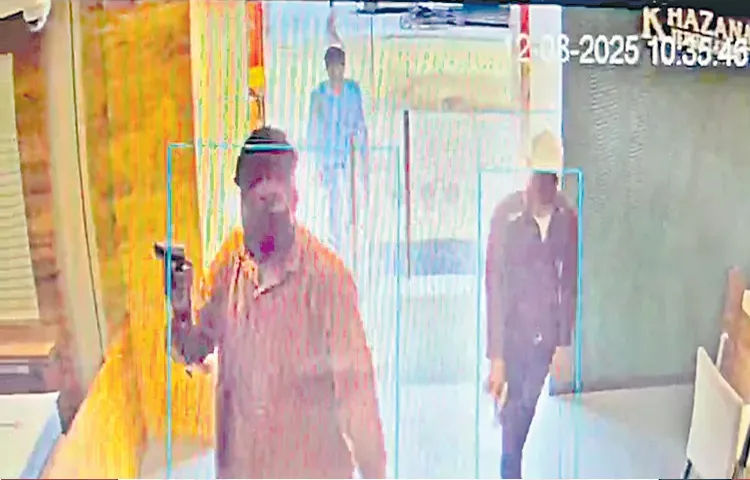 Khajana Jewellery : ఖ‌జానా జ్యువెల‌రీలో దోపిడీ ... ముగ్గురు నిందితుల అరెస్టు