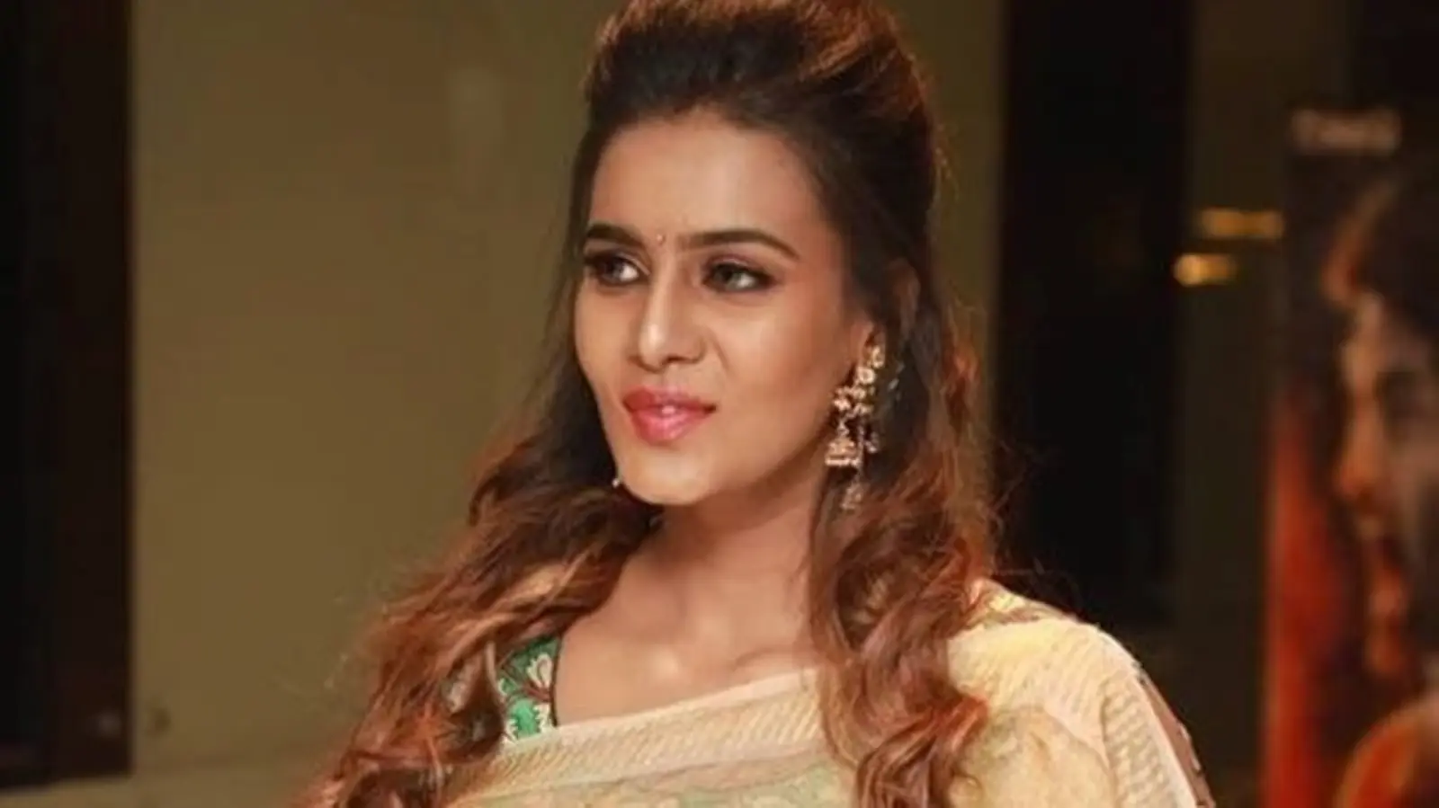 సినీ నటి మీరా మిథున్ ని అరెస్టు చేయండి: కోర్ట్