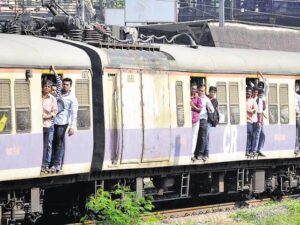 ముంబ‌యి లోకల్ ట్రైన్‌లో ఘోరం.. కాలు కోల్పోయిన ప్రయాణికుడు