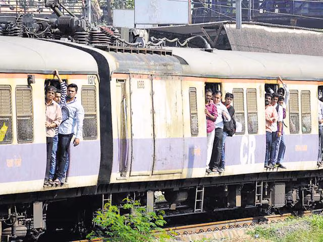 Mobile Theft : ముంబ‌యి లోకల్ ట్రైన్‌లో ఘోరం.. కాలు కోల్పోయిన ప్రయాణికుడు