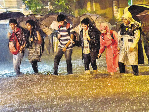 Mumbai Rains : ముంబైలో స్కూళ్లు, కాలేజీలు బంద్