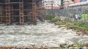 మూసారాంబాగ్ వంతెనపై నుంచి వరద నీరు