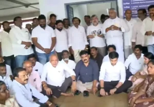 విజయవాడలో ఈసీ కార్యాలయం ఎదుట వైసీపీ నేతల ధర్నా