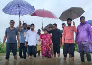 వరదనీటిని పరిశీలించిన ఎమ్మెల్యే రాగమయి