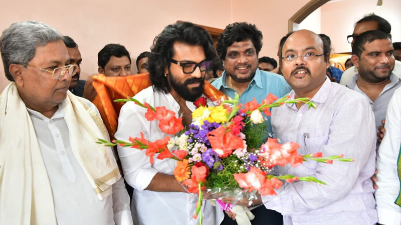 Siddaramaiah : సీఎం సిద్ధరామయ్యను సన్మానించిన పెద్ది