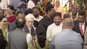 Revanth Reddy : రాజ్‌భవన్‌లో హాజరైన రేవంత్ రెడ్డి, మంత్రులు