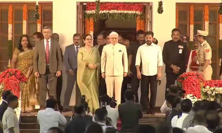 Revanth Reddy : రాజ్‌భవన్‌లో హాజరైన రేవంత్ రెడ్డి, మంత్రులు