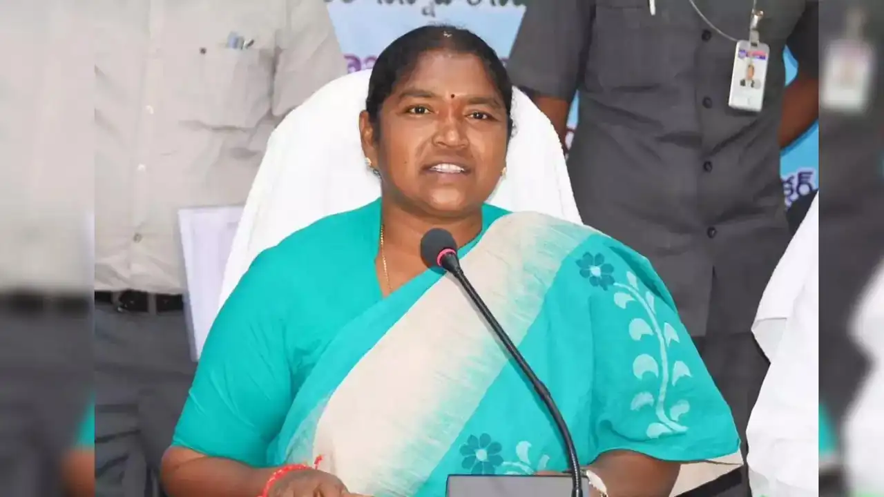 Seethakka : అలసత్వం వద్దు.. అంతా అప్రమత్తంగా ఉండండి – మంత్రి సీతక్క