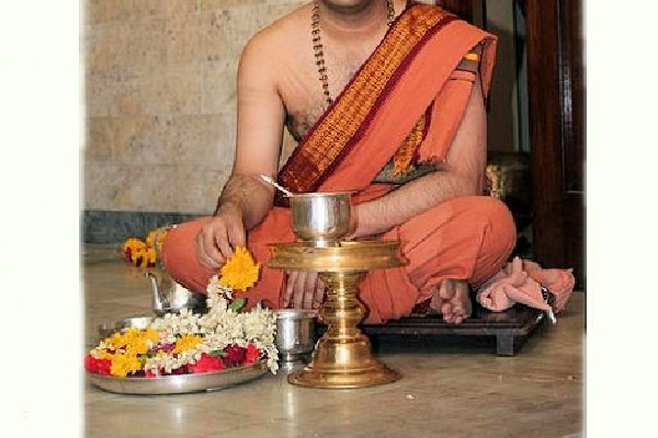 Vaartha live news : Cyber Crime : హైదరాబాద్ పంతులు గారికి రూ. 6 లక్షలకు టోకరా