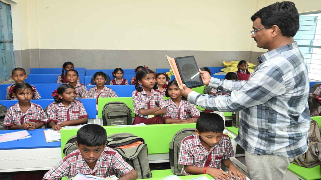 Revanth Reddy : తెలంగాణ ప్రభుత్వ పాఠశాలల్లో త్వరలోనే ఫేషియల్ రికగ్నిషన్ హాజరు విధానం